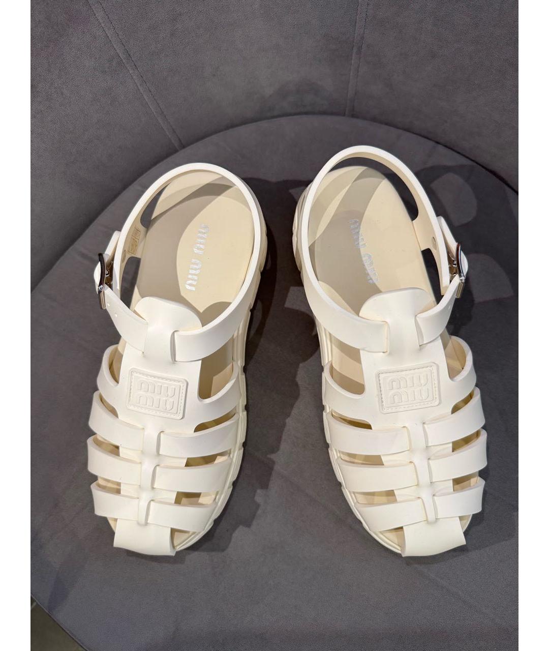 MIU MIU Бежевые синтетические сандалии, фото 3