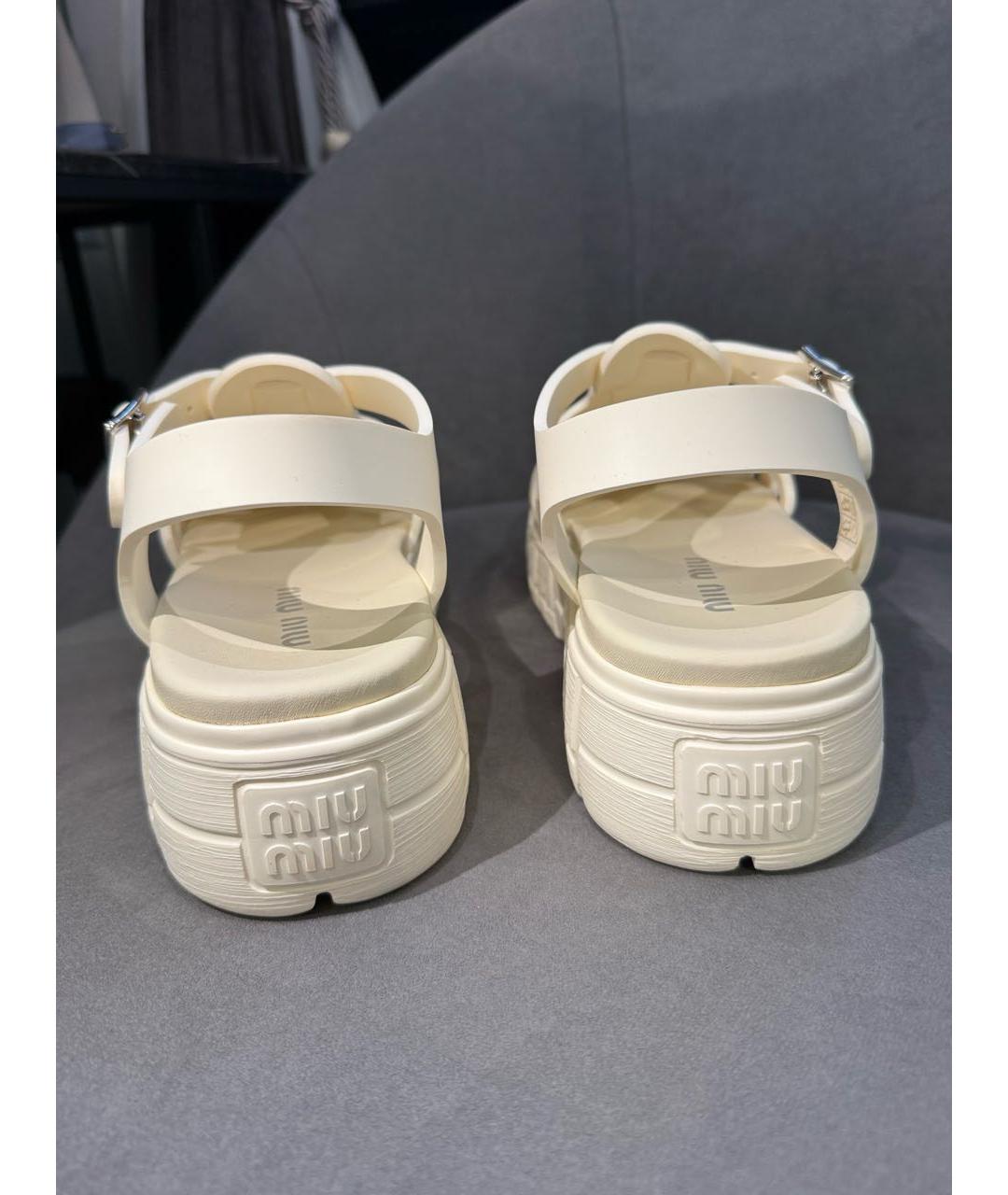 MIU MIU Бежевые синтетические сандалии, фото 5