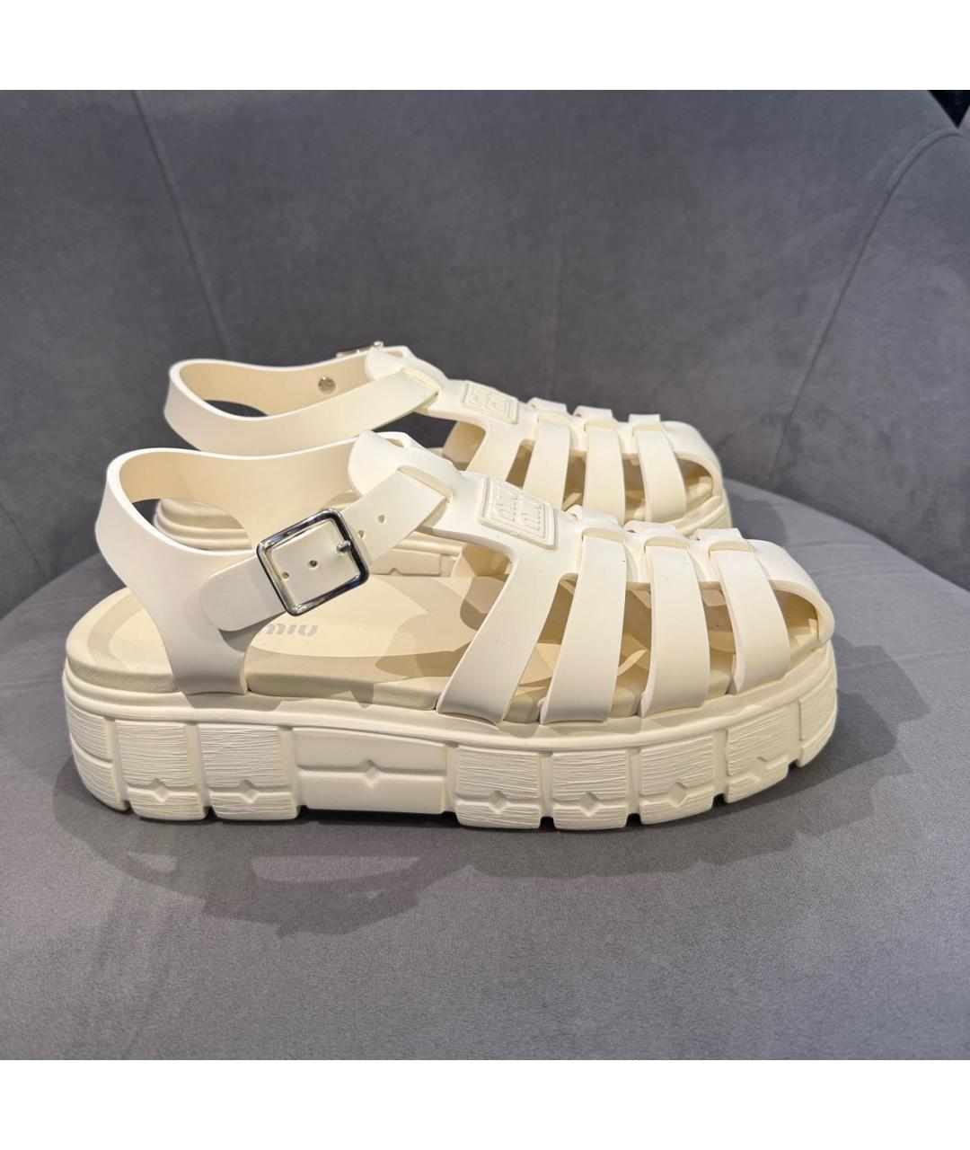 MIU MIU Бежевые синтетические сандалии, фото 6