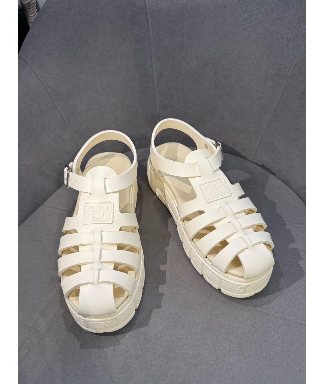 MIU MIU Бежевые синтетические сандалии, фото 2