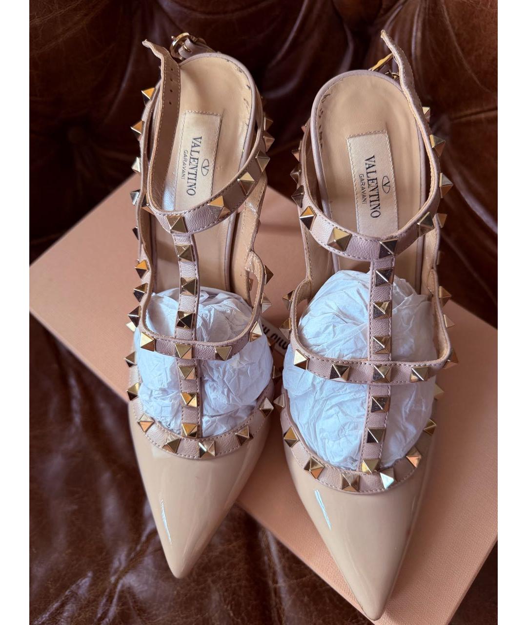 VALENTINO Бежевые туфли из лакированной кожи, фото 2