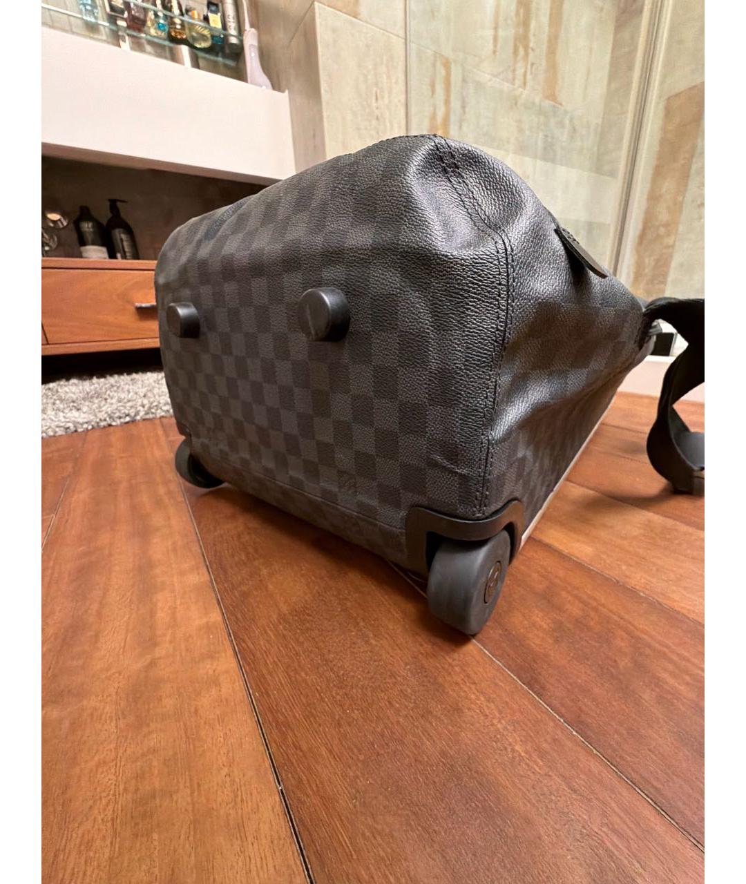 LOUIS VUITTON Антрацитовый чемодан, фото 3