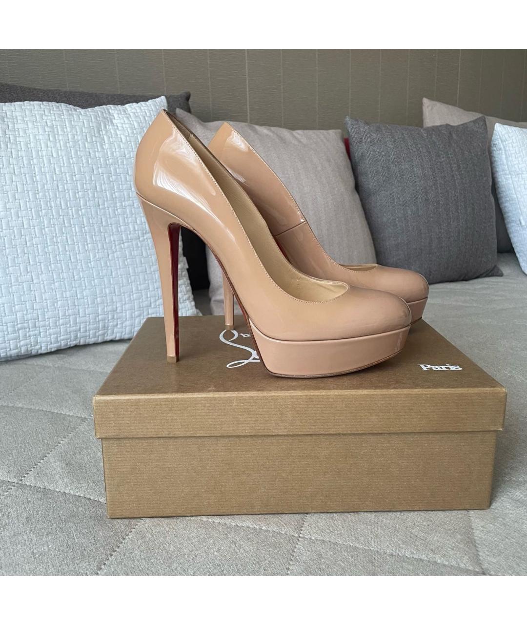 CHRISTIAN LOUBOUTIN Бежевые туфли из лакированной кожи, фото 9