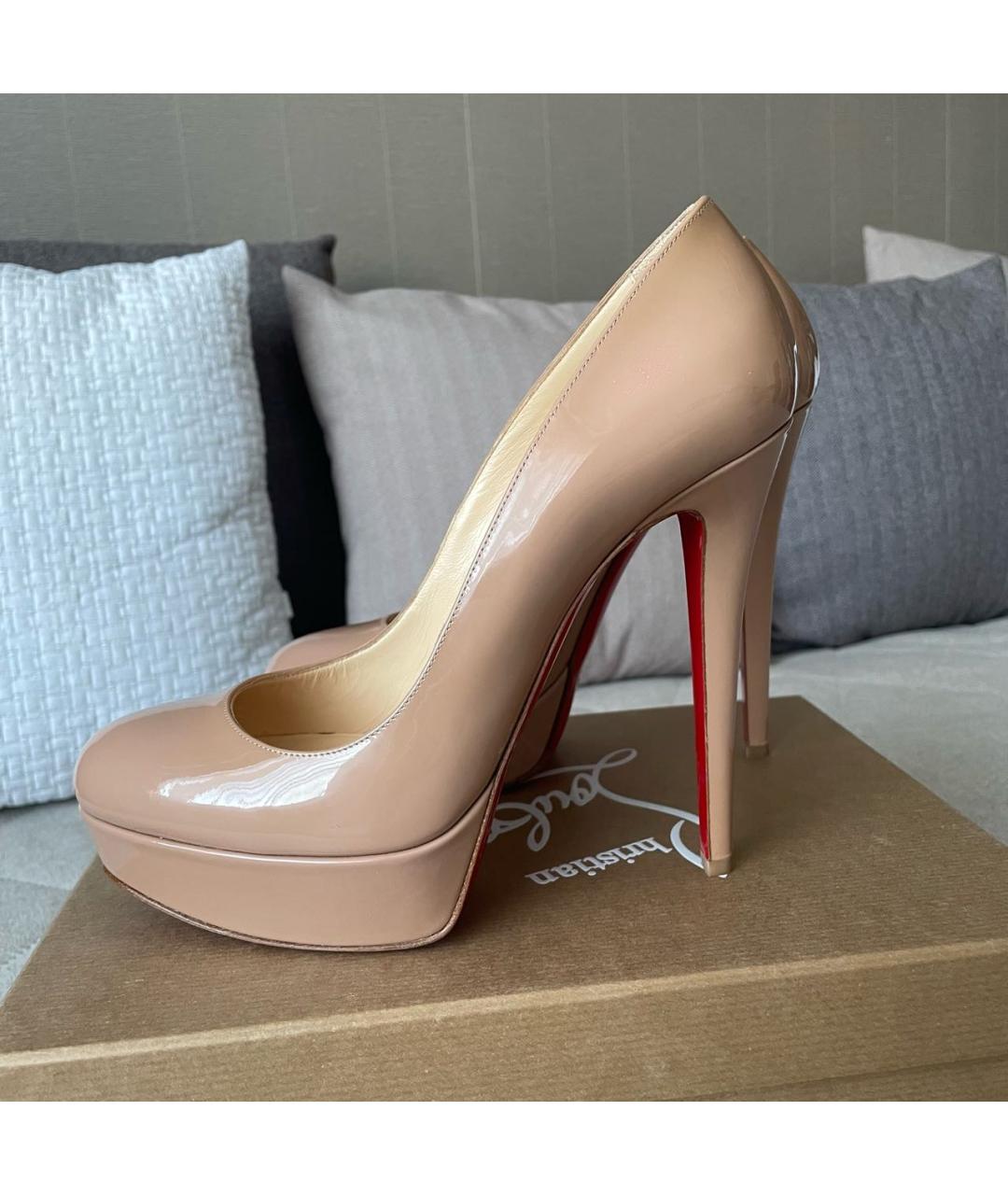 CHRISTIAN LOUBOUTIN Бежевые туфли из лакированной кожи, фото 5