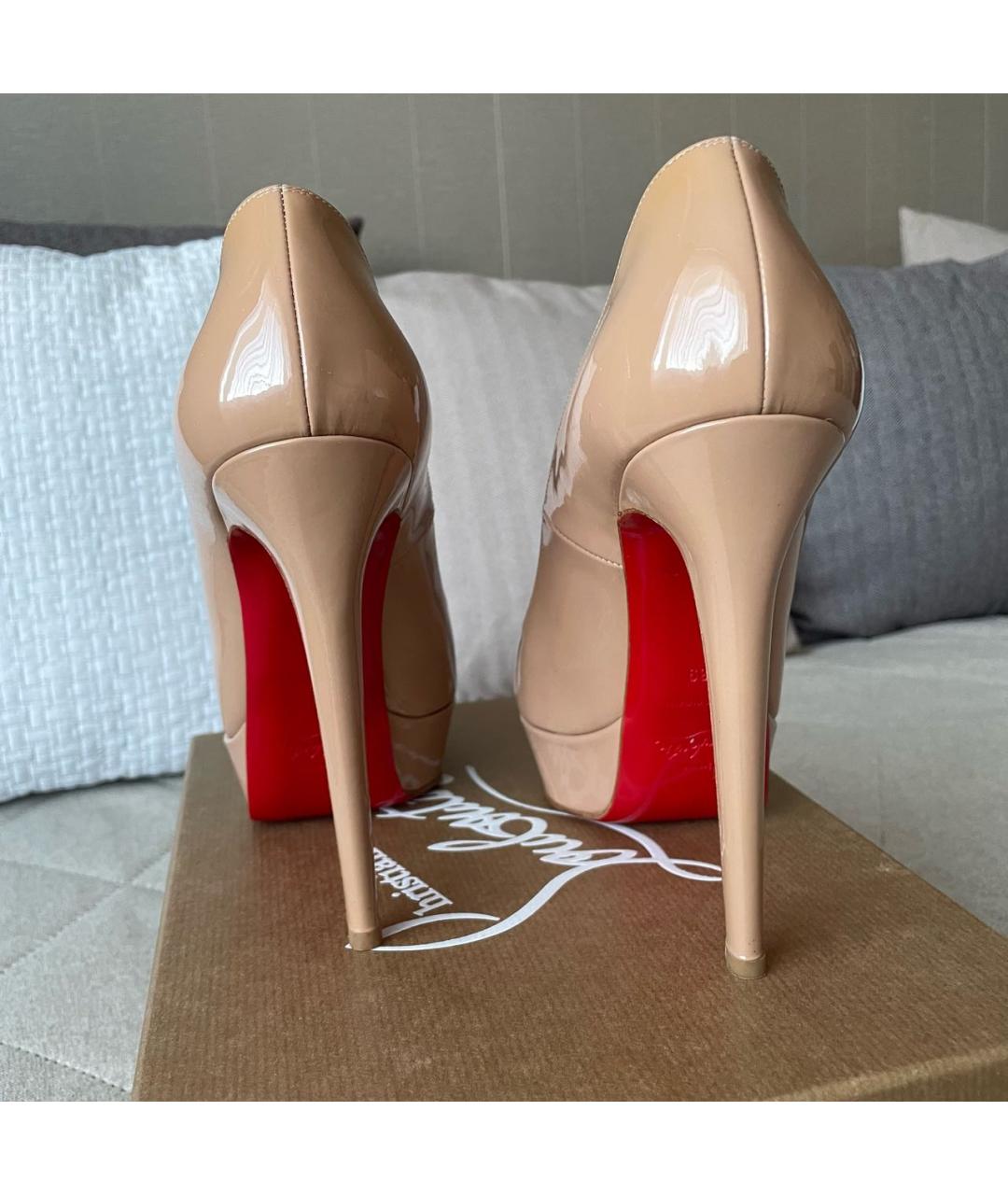 CHRISTIAN LOUBOUTIN Бежевые туфли из лакированной кожи, фото 4