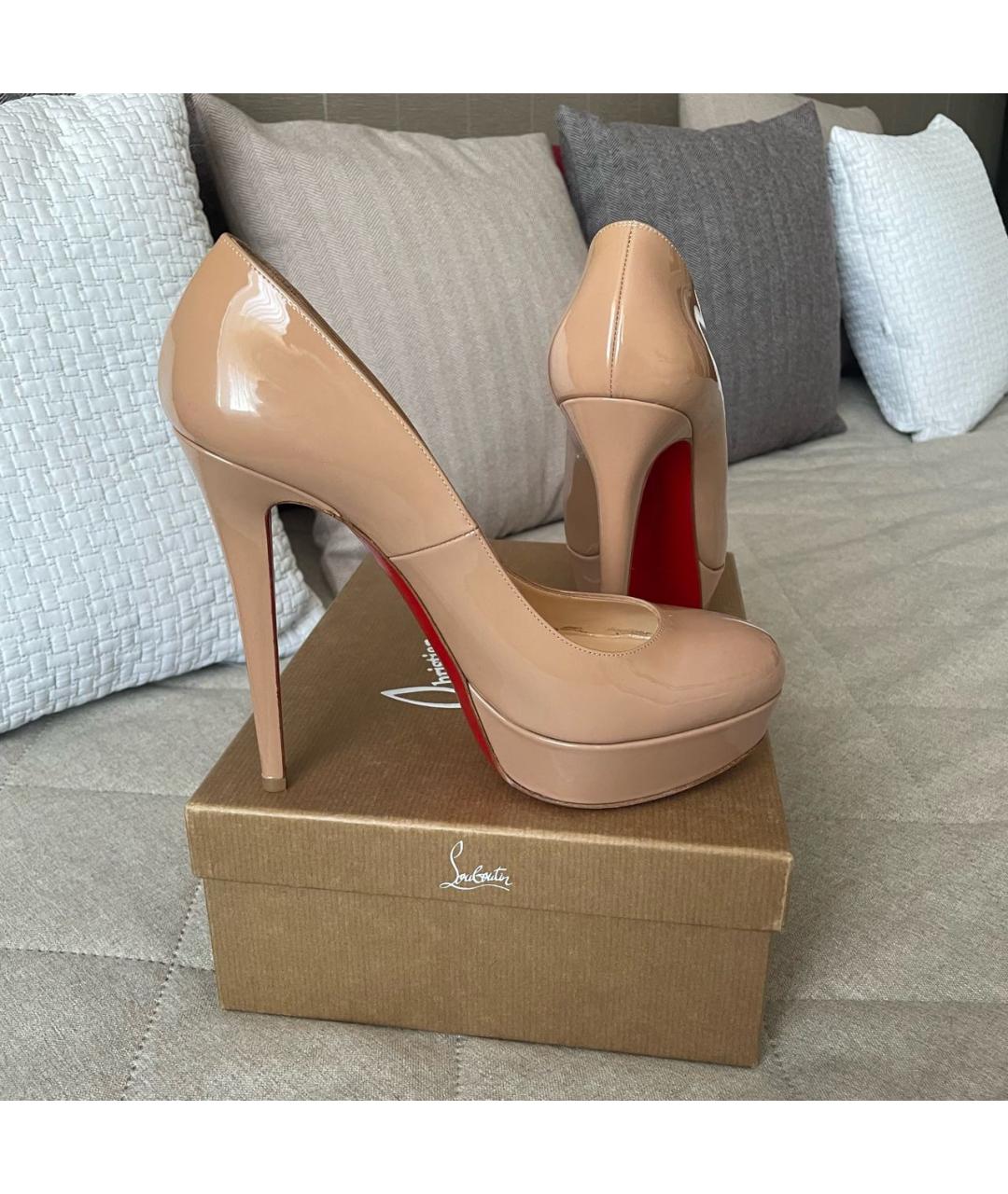 CHRISTIAN LOUBOUTIN Бежевые туфли из лакированной кожи, фото 6