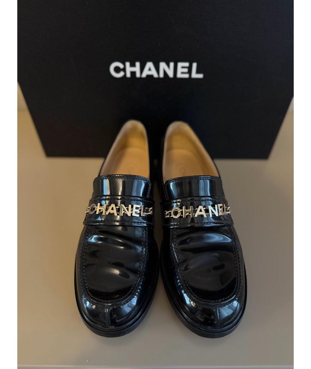 CHANEL Черные лоферы из лакированной кожи, фото 2
