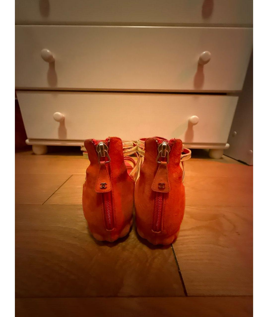 CHANEL Коралловые замшевые сандалии, фото 4