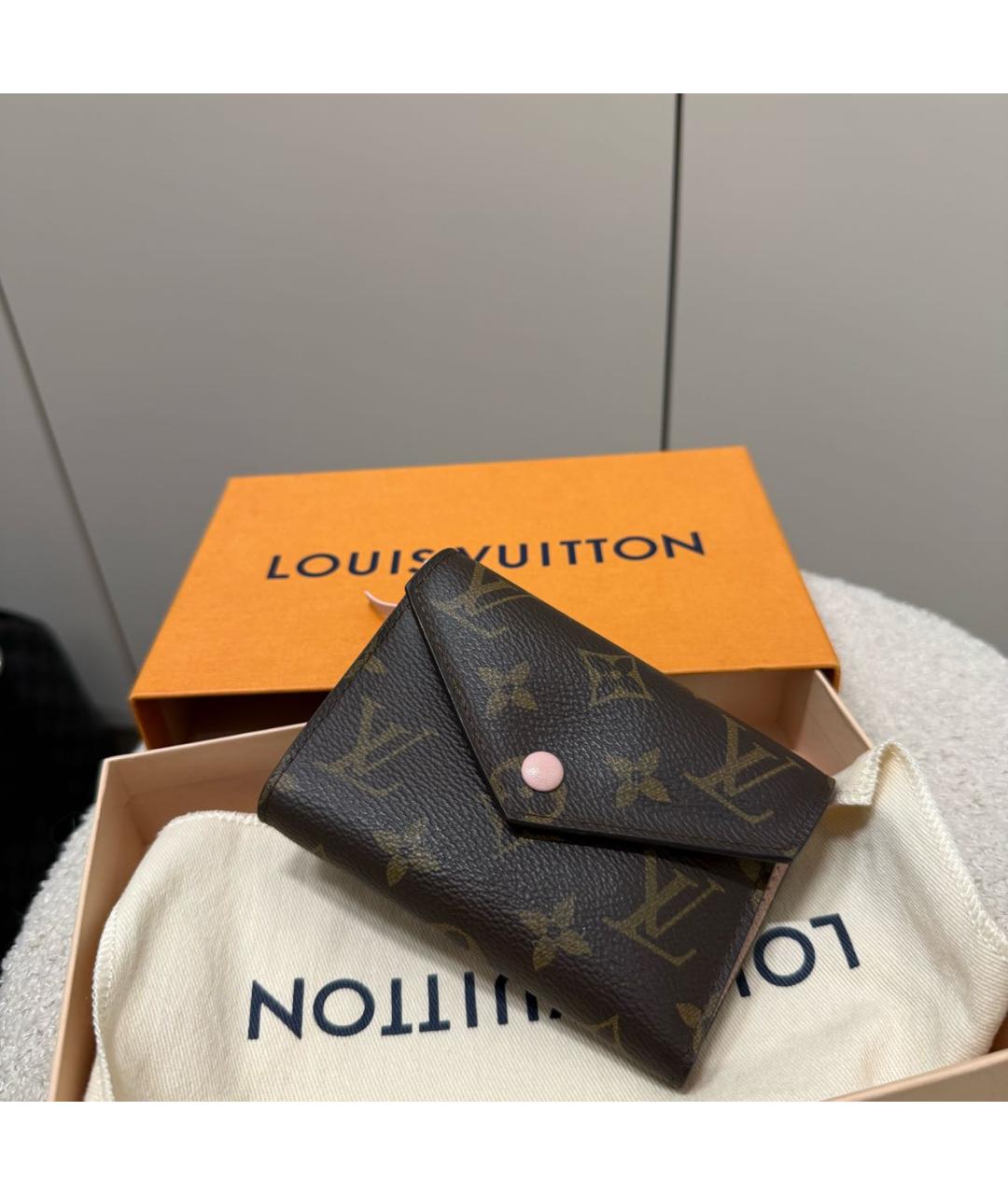 LOUIS VUITTON Коричневый кожаный кошелек, фото 9