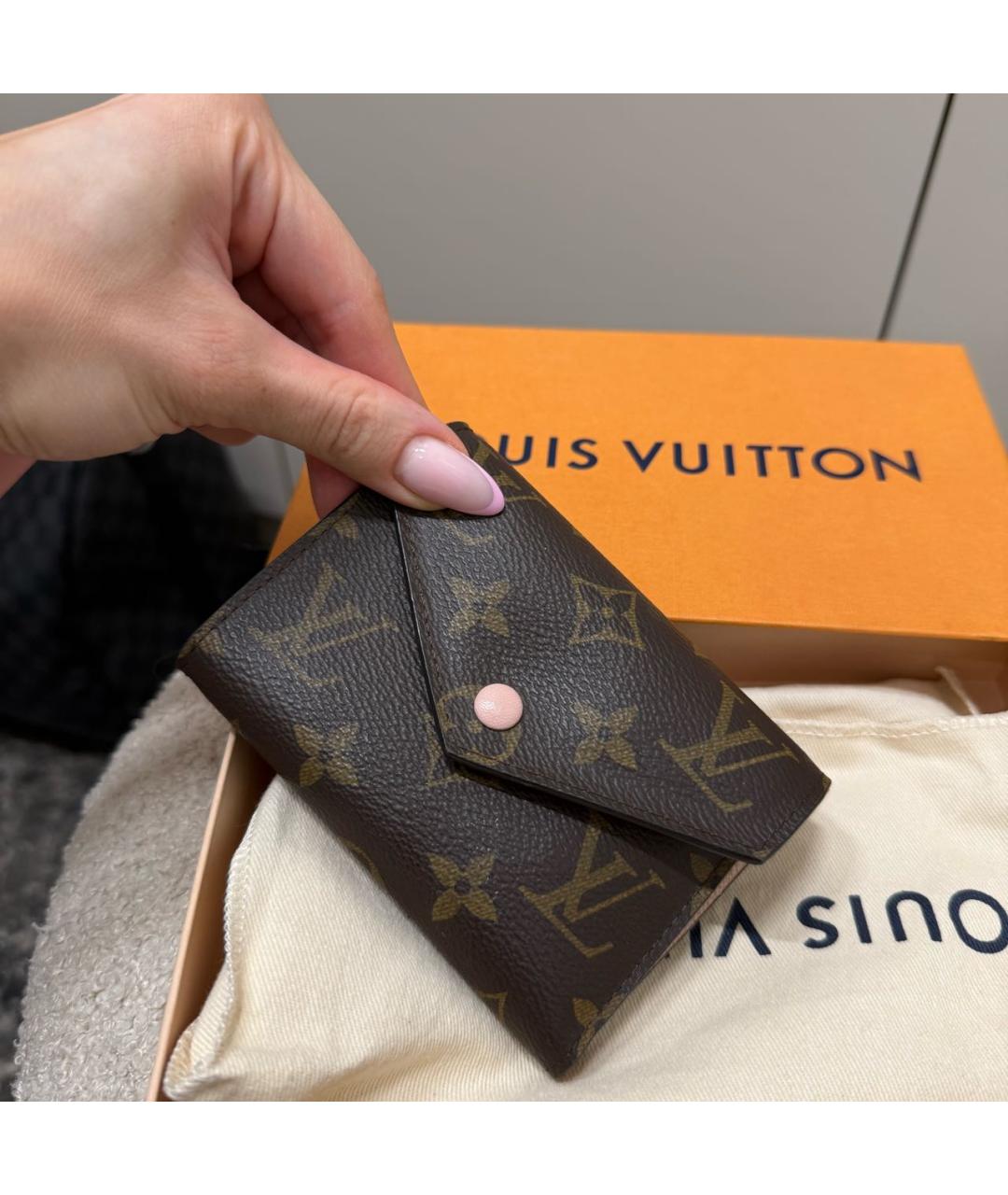 LOUIS VUITTON Коричневый кожаный кошелек, фото 2