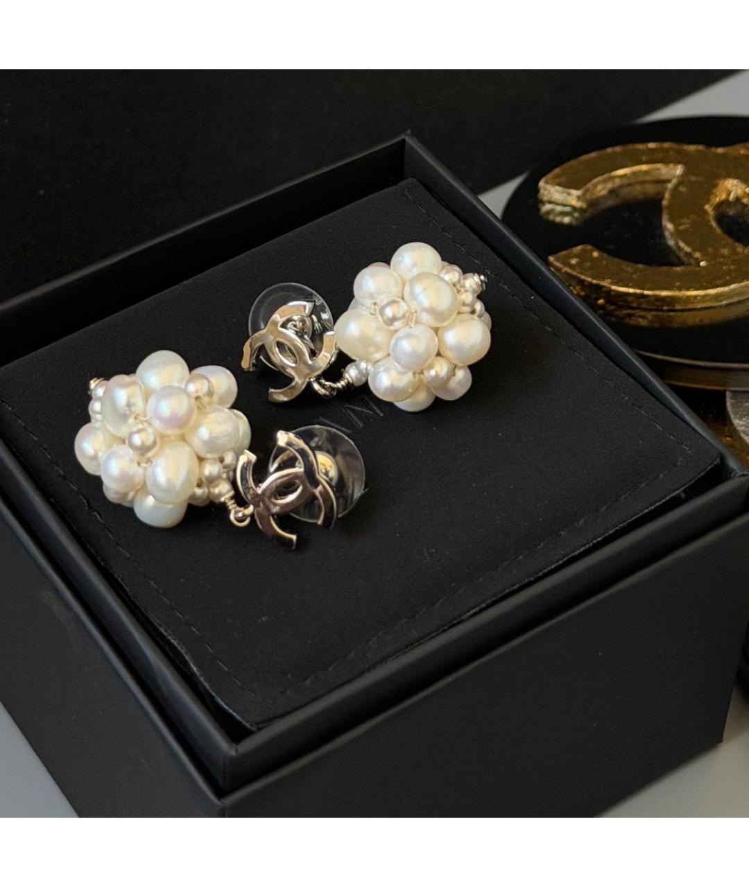 CHANEL Белые металлические серьги, фото 3