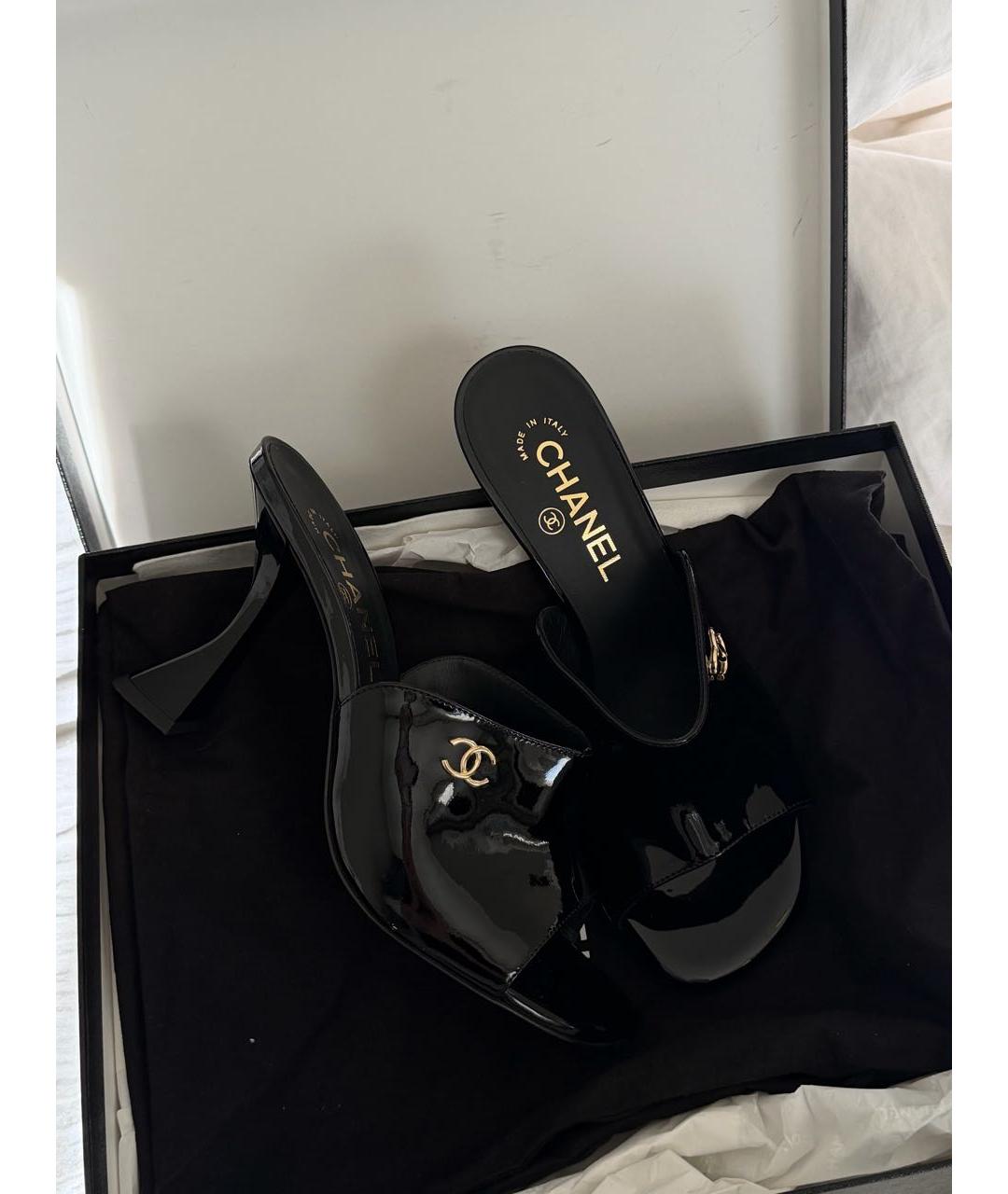 CHANEL Черные мюли из лакированной кожи, фото 2