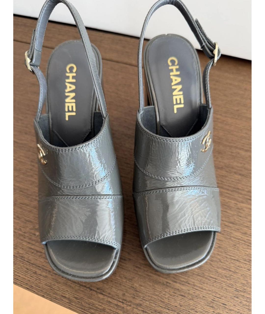 CHANEL Серые кожаные босоножки, фото 3