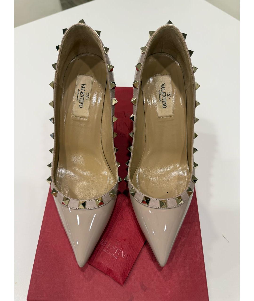 VALENTINO Бежевые туфли из лакированной кожи, фото 2