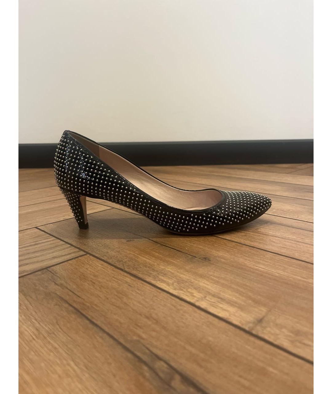 MIU MIU Черные лодочки на низком каблуке из лакированной кожи, фото 5