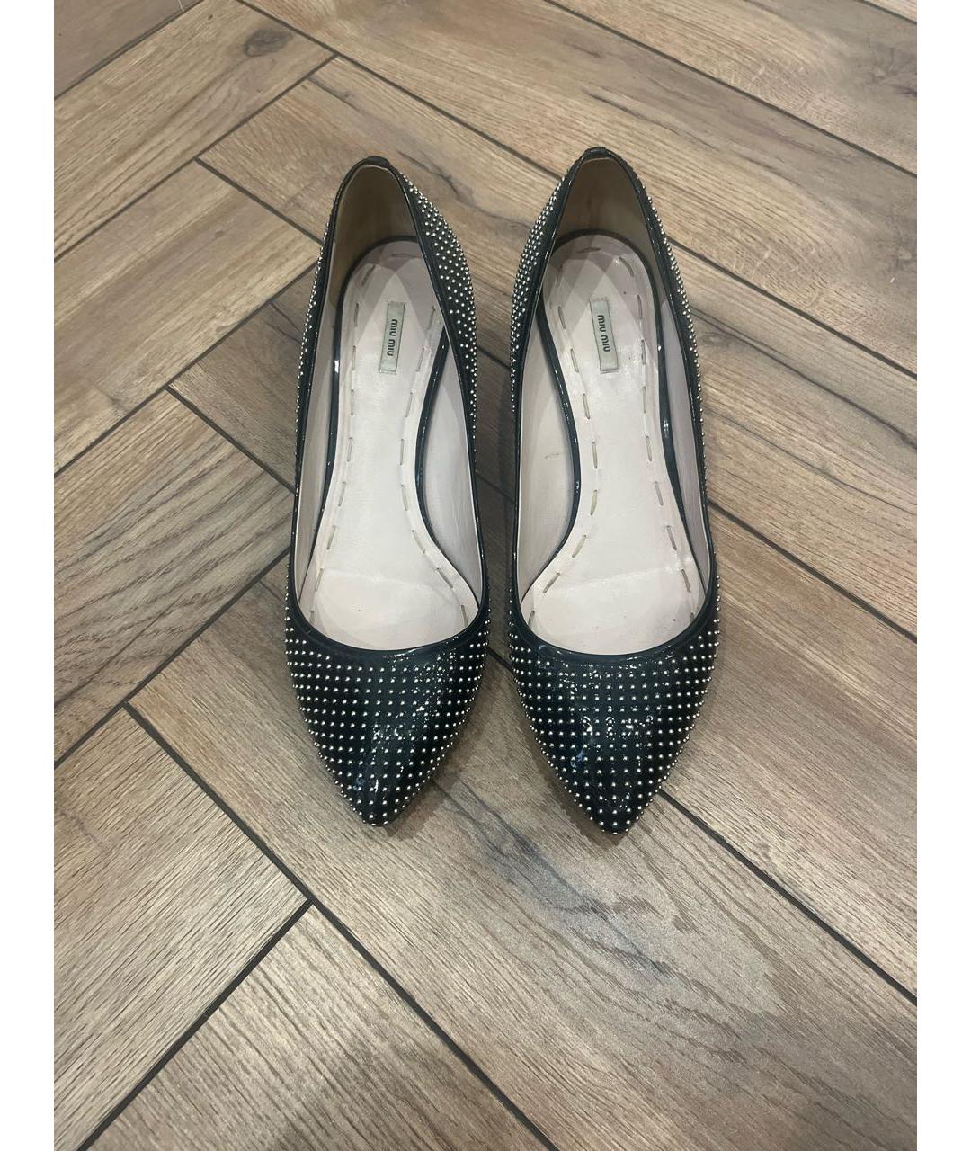 MIU MIU Черные лодочки на низком каблуке из лакированной кожи, фото 2