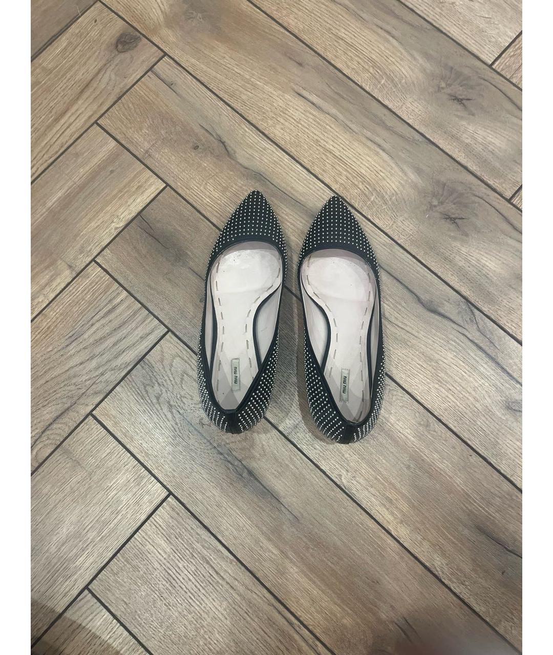 MIU MIU Черные лодочки на низком каблуке из лакированной кожи, фото 3