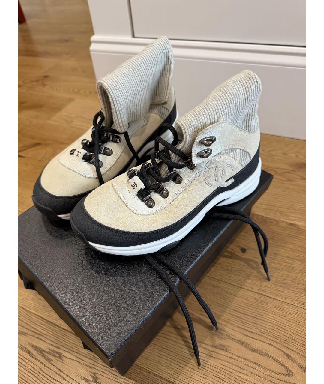 CHANEL Бежевые замшевые кроссовки, фото 2