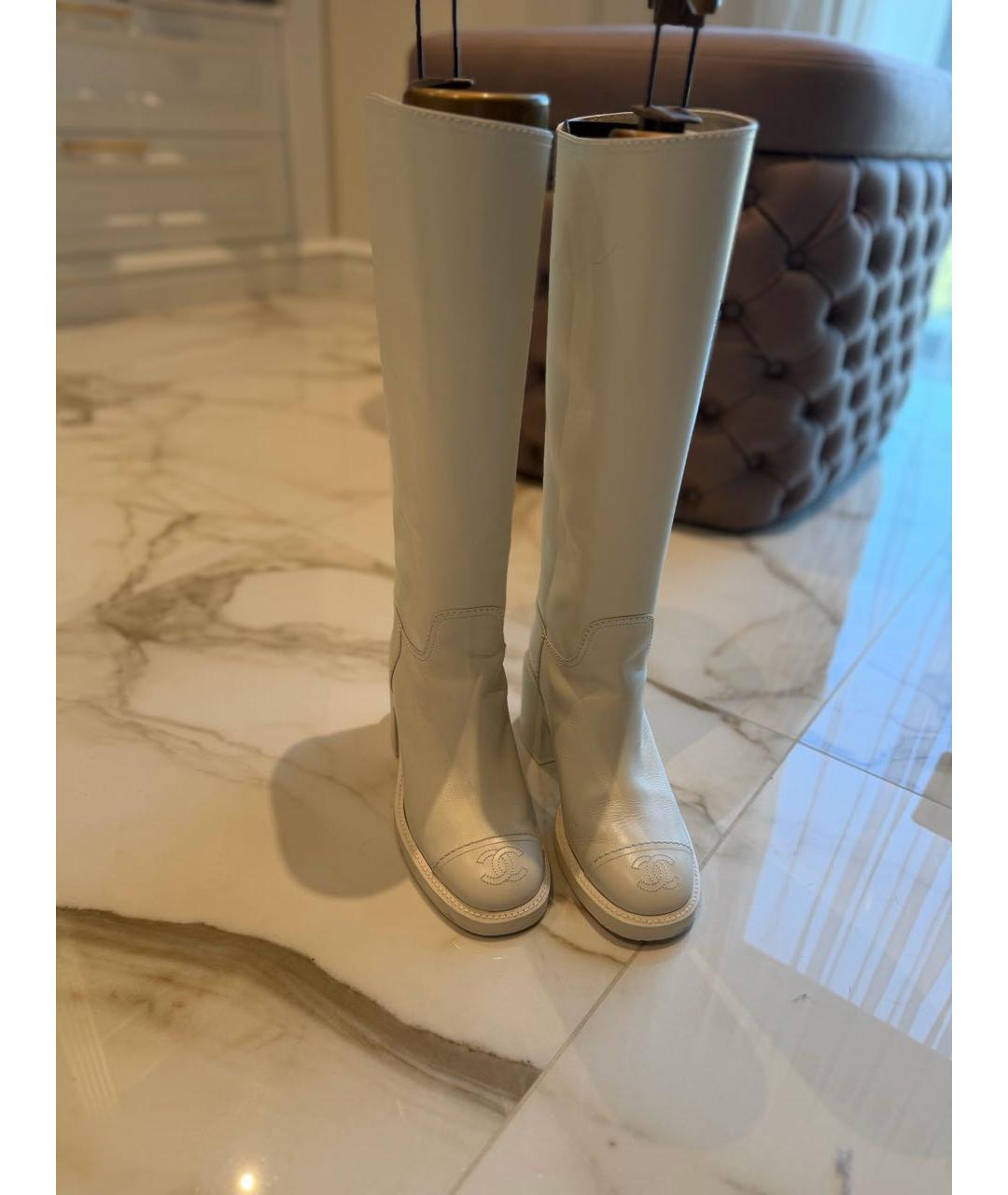 CHANEL Белые кожаные сапоги, фото 2
