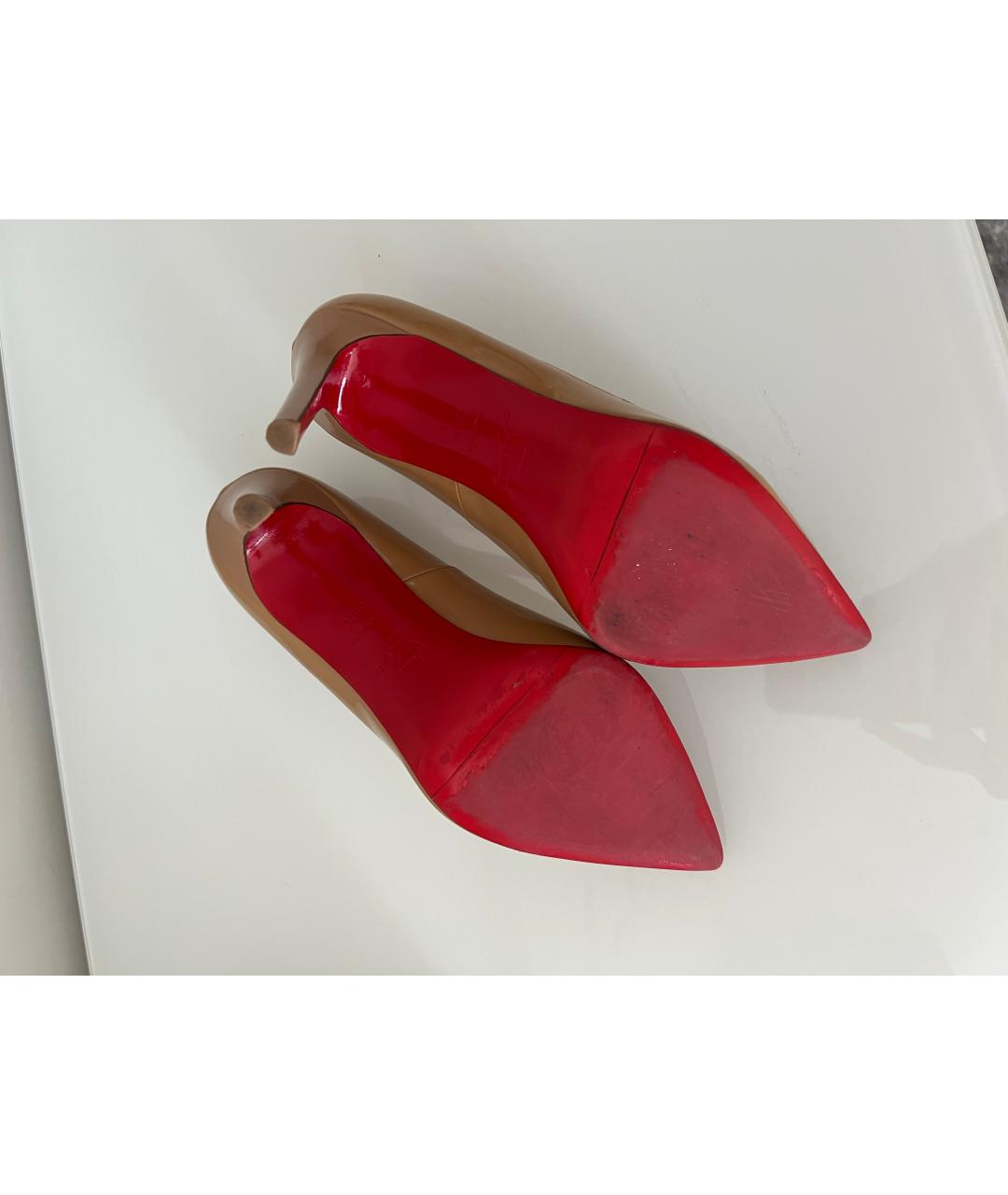 CHRISTIAN LOUBOUTIN Бежевые туфли из лакированной кожи, фото 5