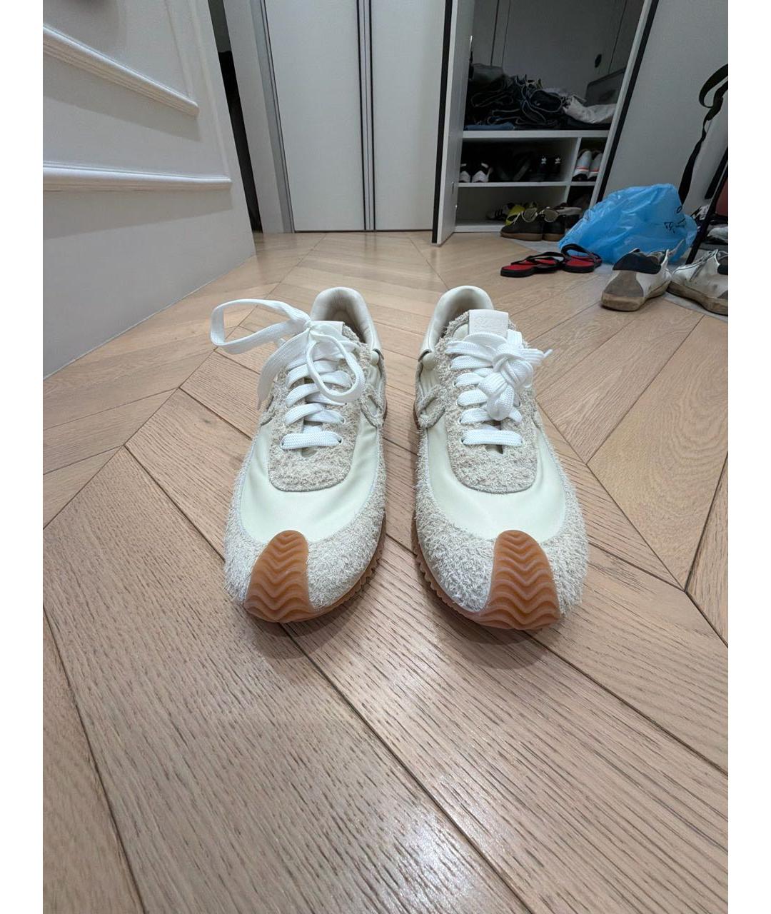 LOEWE Бежевые замшевые низкие кроссовки / кеды, фото 2