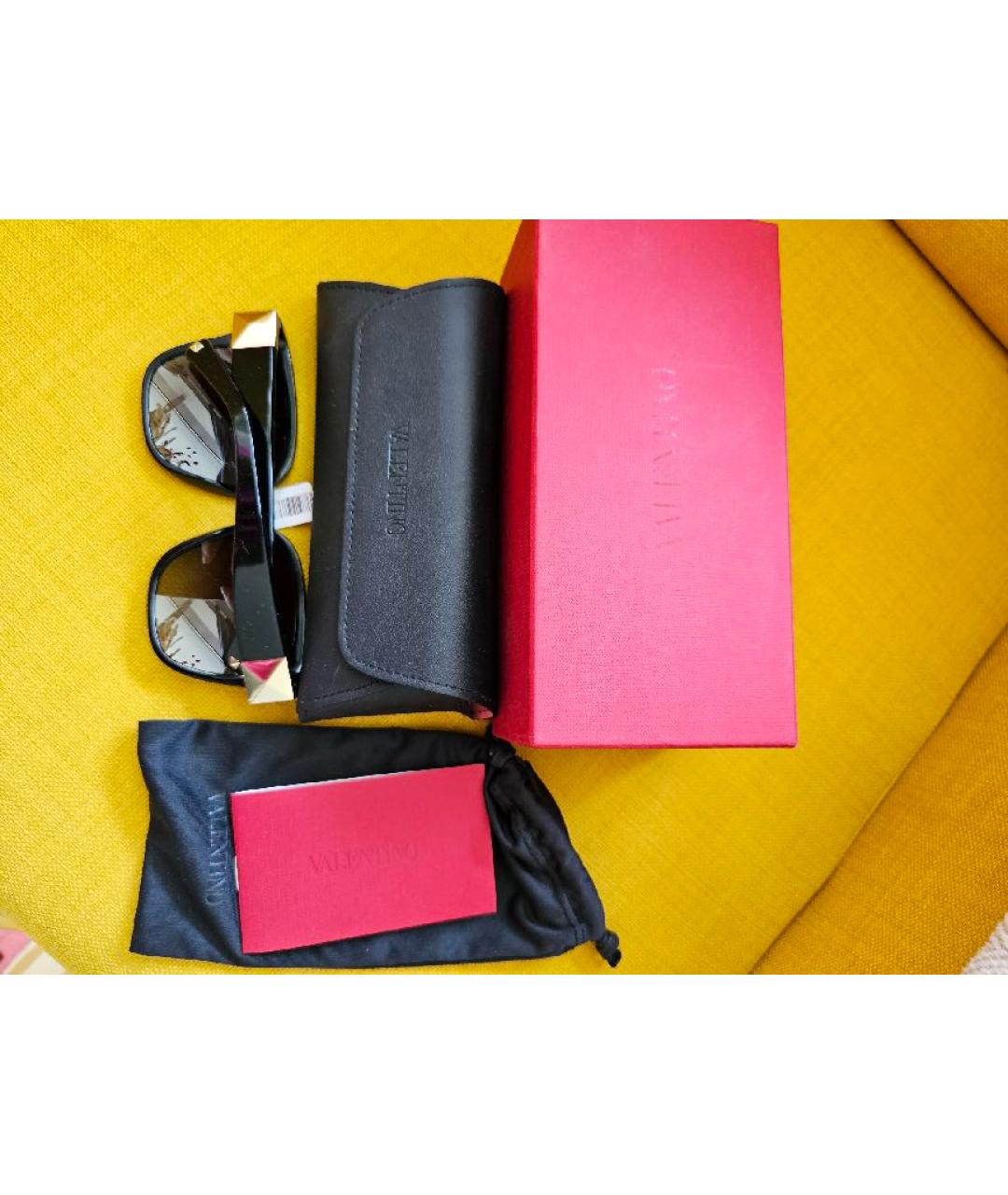 VALENTINO Черные пластиковые солнцезащитные очки, фото 4