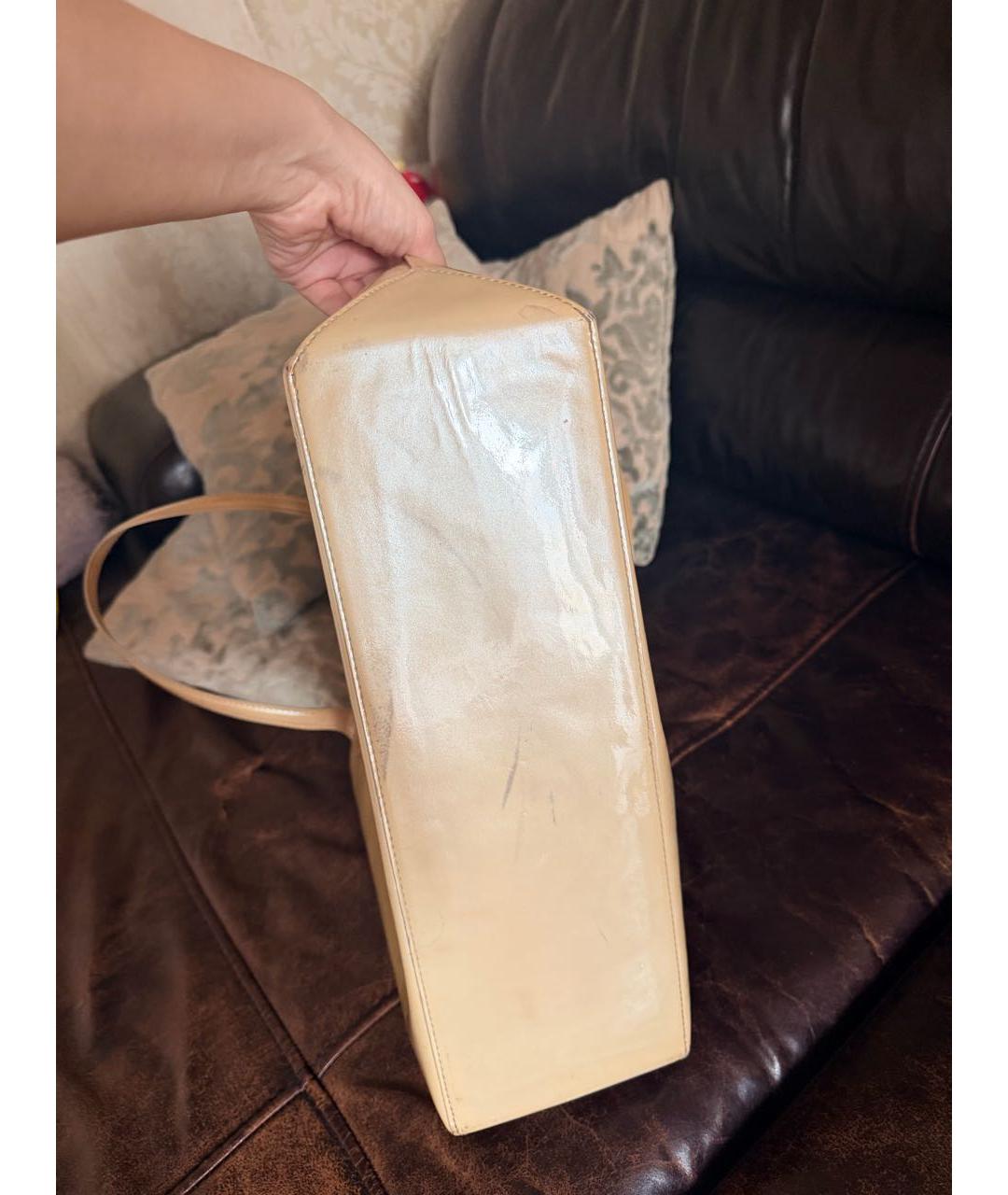LOUIS VUITTON Бежевая сумка тоут из лакированной кожи, фото 3
