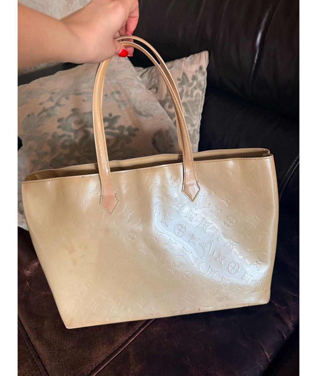 LOUIS VUITTON Бежевая сумка тоут из лакированной кожи, фото 2