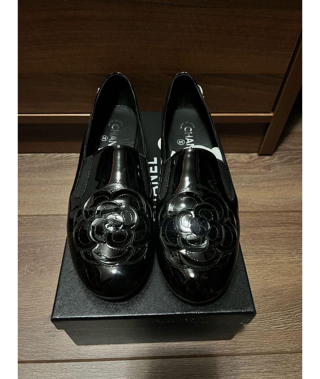 CHANEL Черные лоферы из лакированной кожи, фото 2
