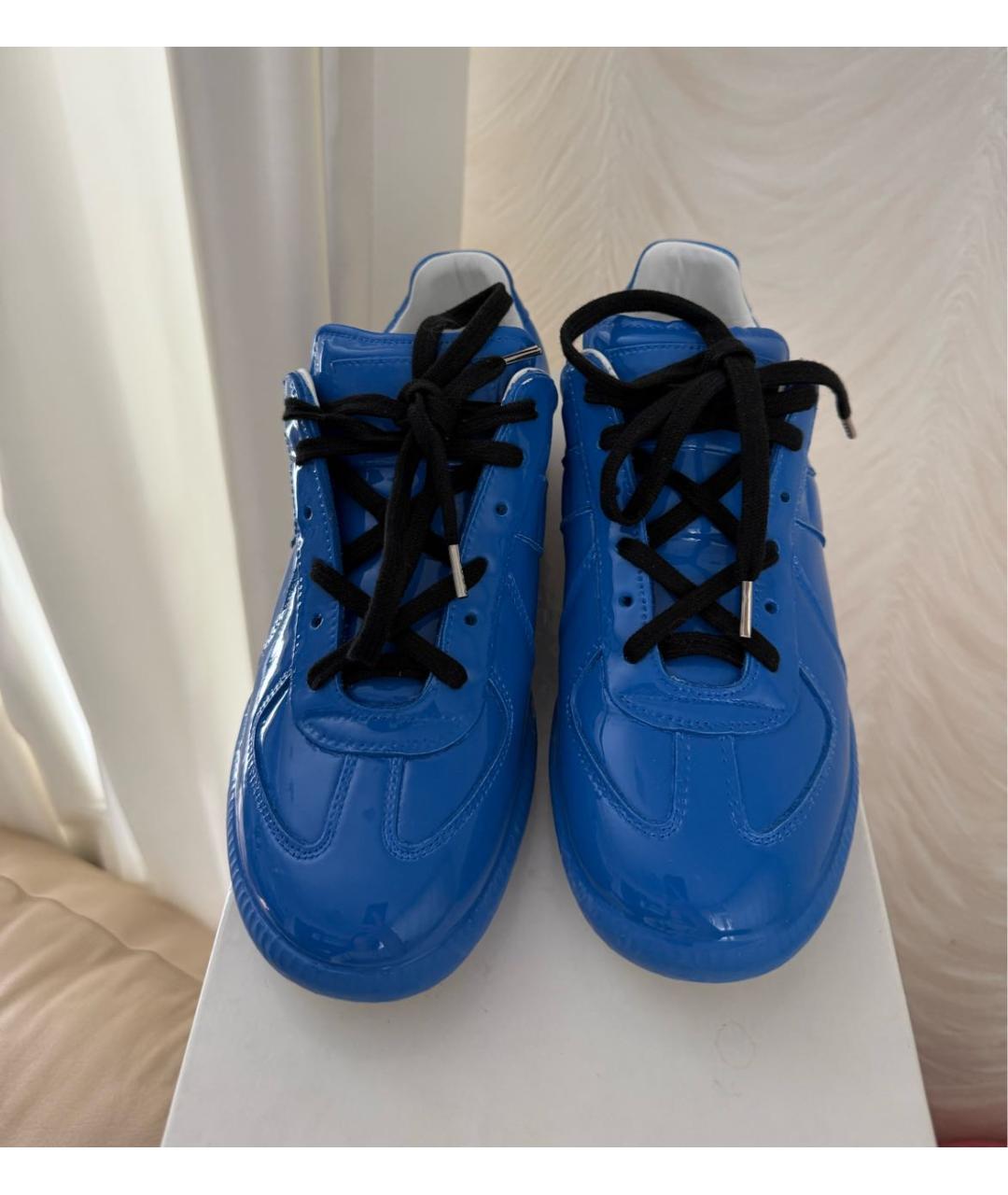 MAISON MARGIELA Синие кроссовки из лакированной кожи, фото 2