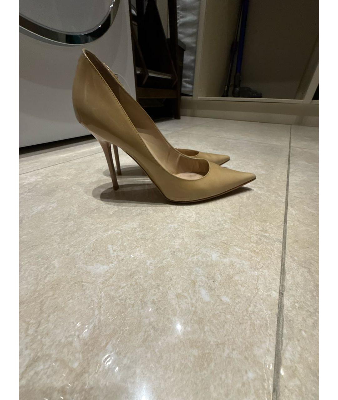 JIMMY CHOO Бежевые туфли из лакированной кожи, фото 5