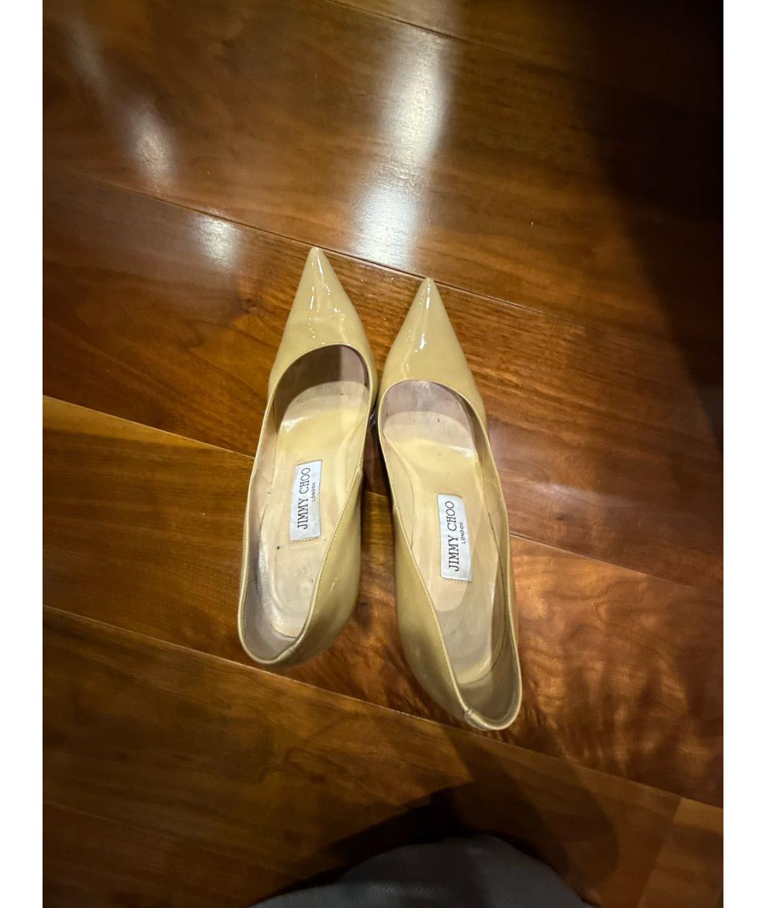 JIMMY CHOO Бежевые туфли из лакированной кожи, фото 3