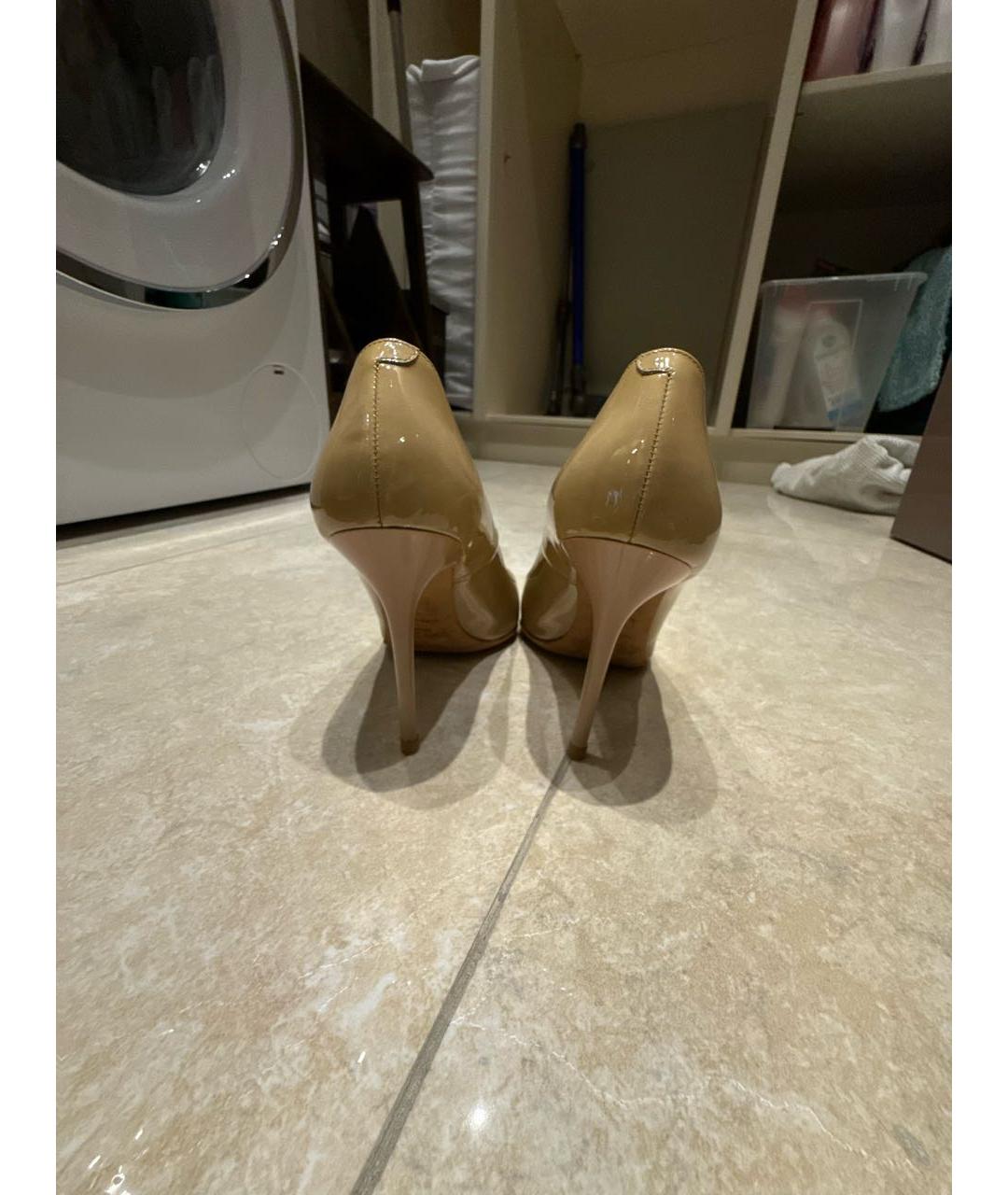 JIMMY CHOO Бежевые туфли из лакированной кожи, фото 4