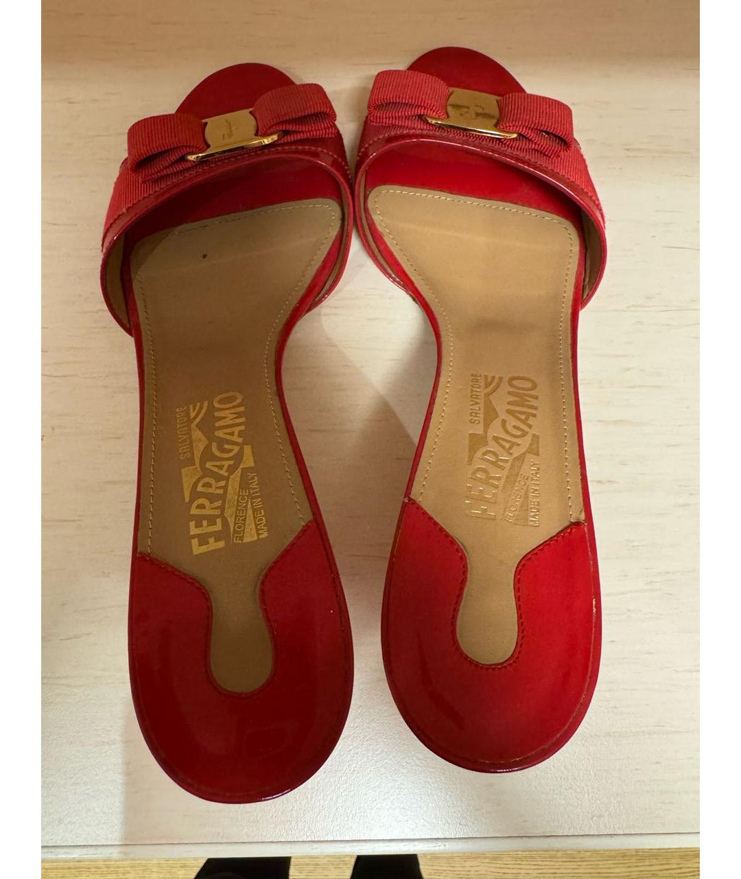 FERRAGAMO Коралловые лоферы из лакированной кожи, фото 3