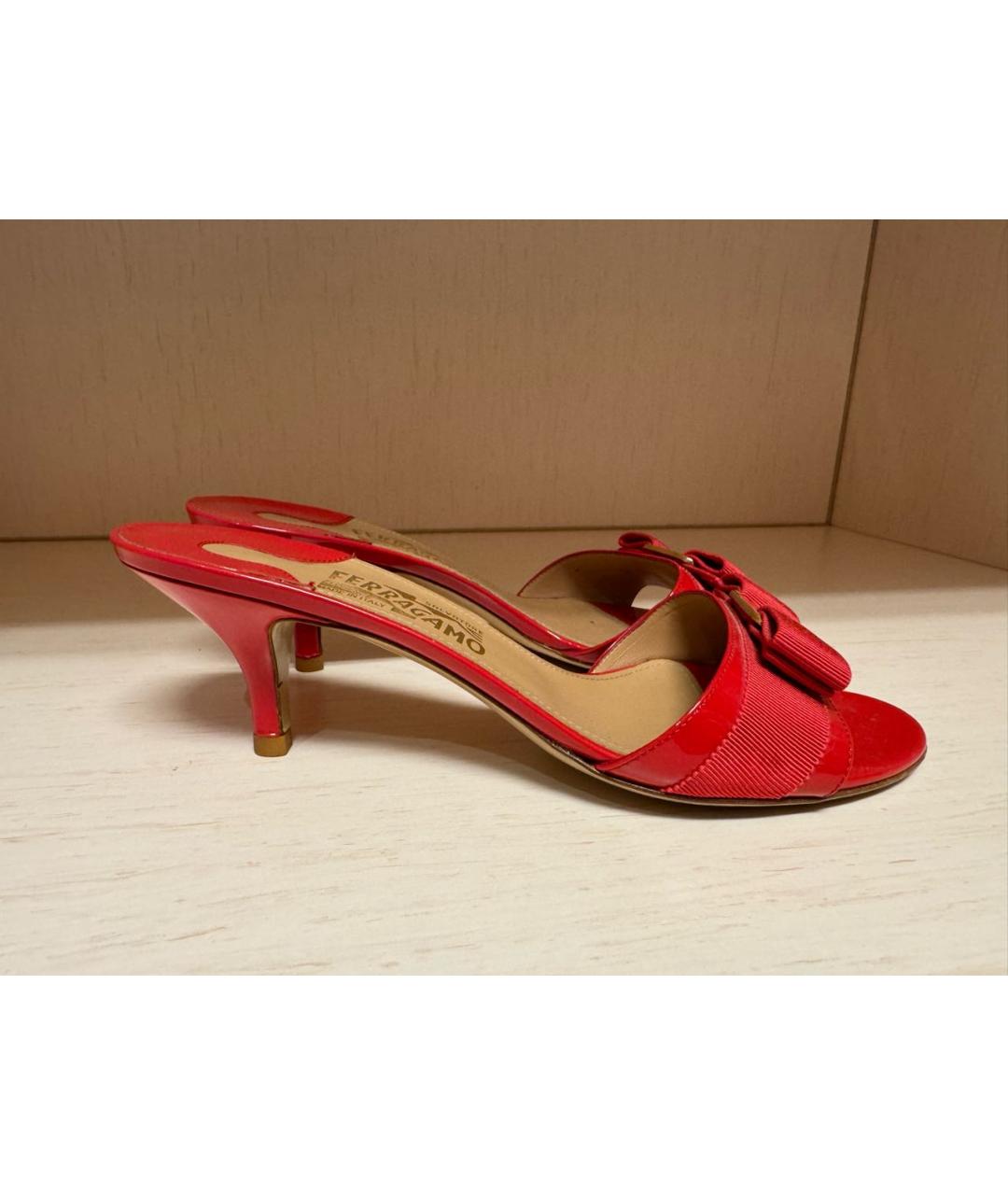 FERRAGAMO Коралловые лоферы из лакированной кожи, фото 6