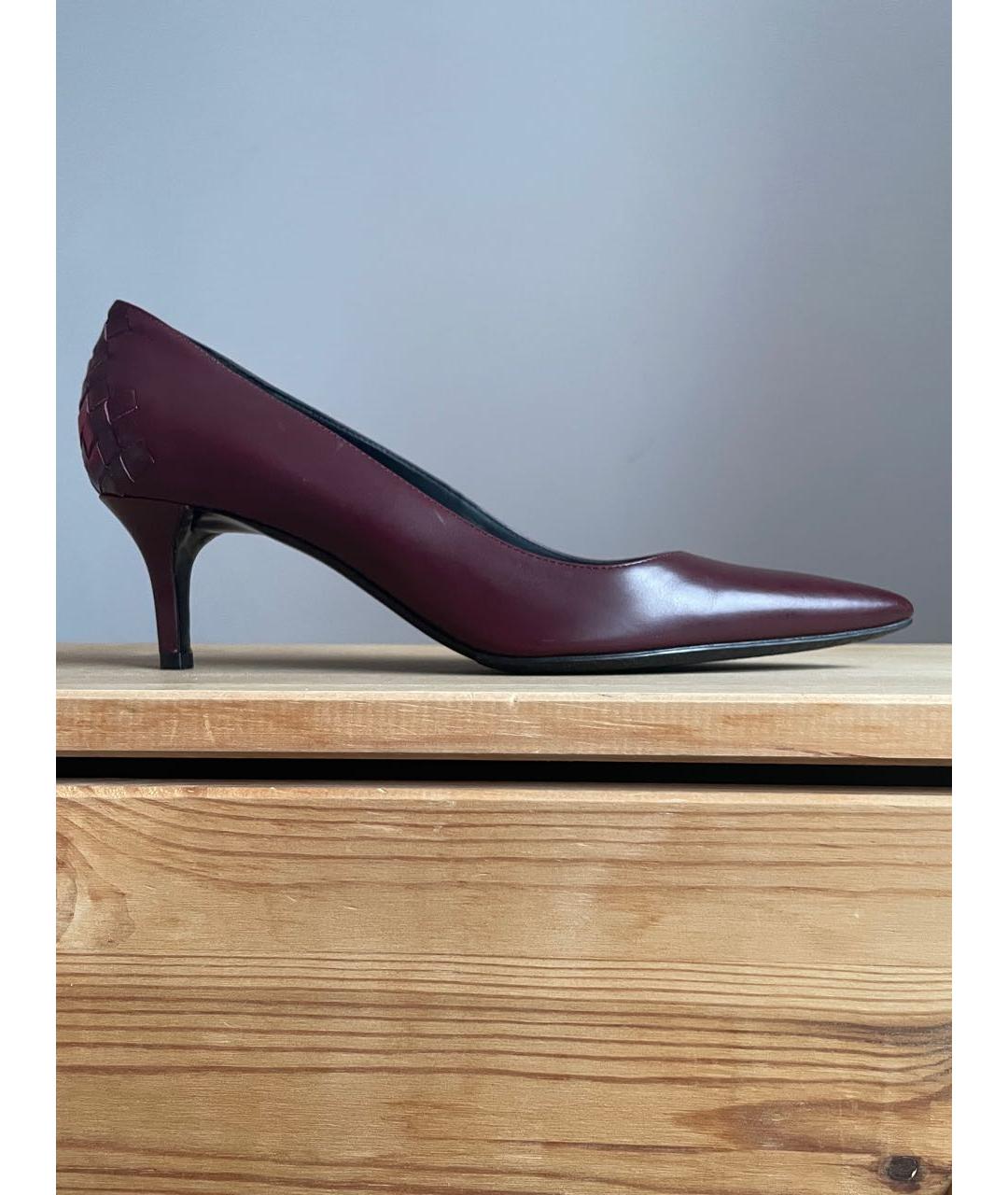 BOTTEGA VENETA Бордовые кожаные лодочки на низком каблуке, фото 9