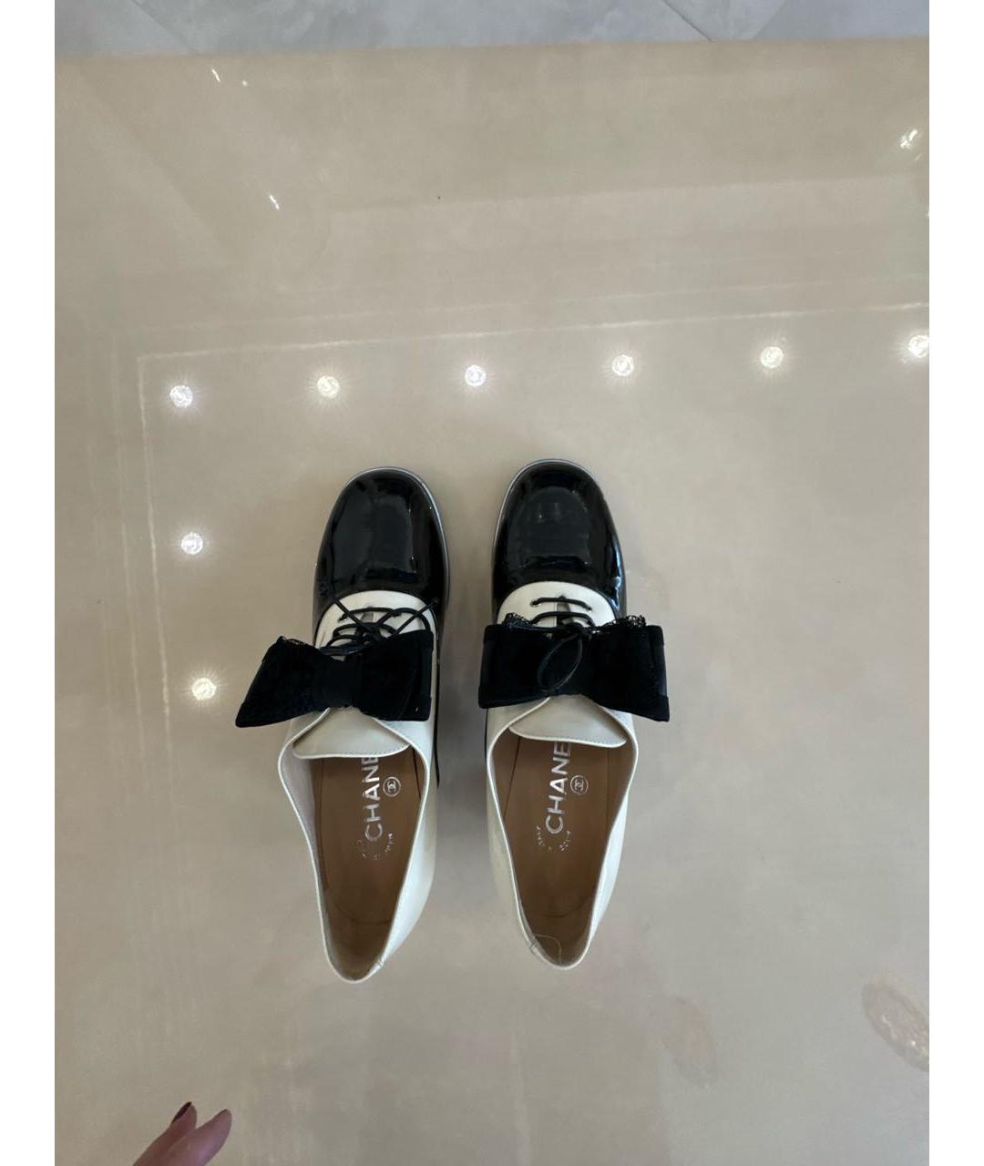 CHANEL Черные брогги и оксфорды из лакированной кожи, фото 3