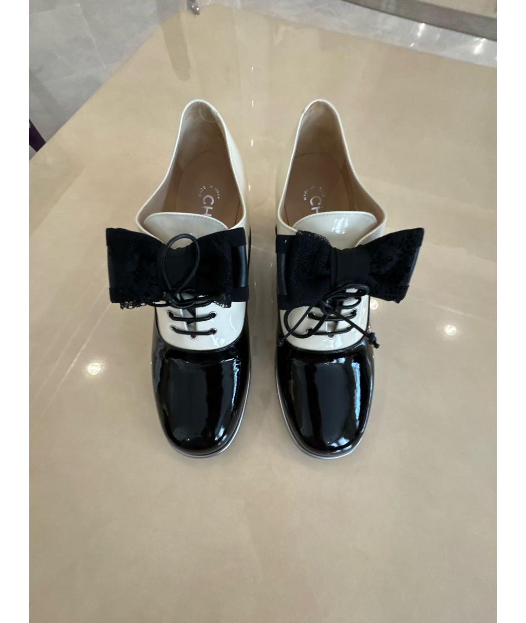 CHANEL Черные брогги и оксфорды из лакированной кожи, фото 2