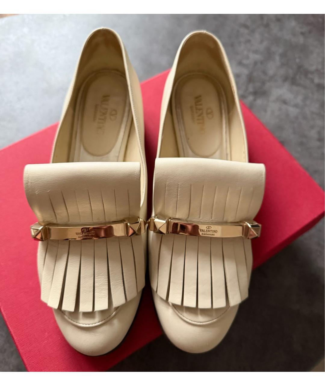 VALENTINO Бежевые кожаные лоферы, фото 2