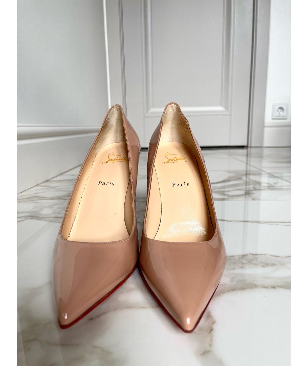 CHRISTIAN LOUBOUTIN Бежевые туфли из лакированной кожи, фото 2