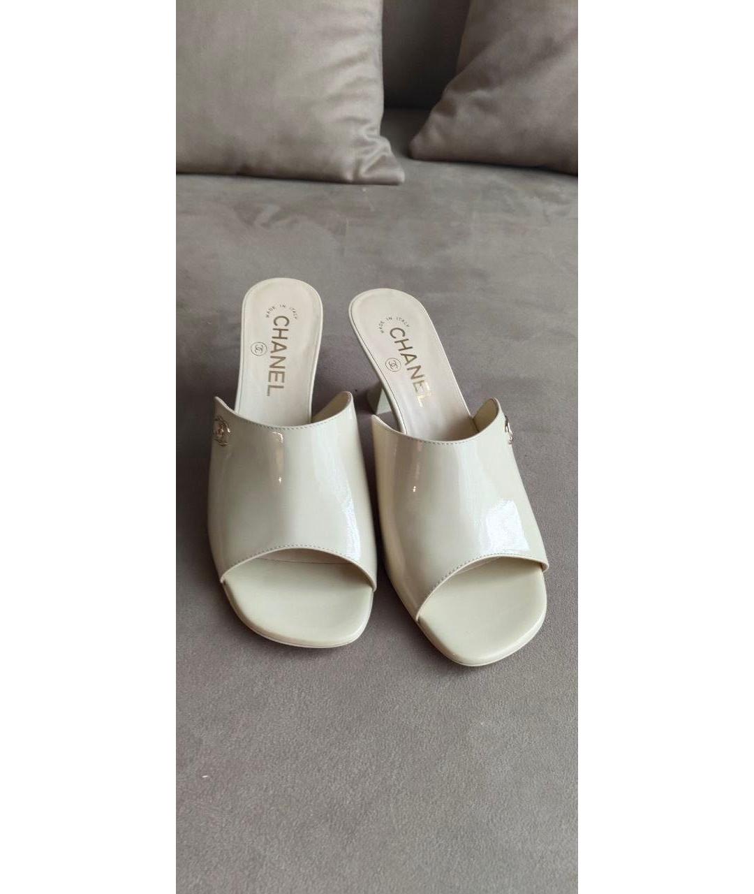 CHANEL Белые мюли из лакированной кожи, фото 3