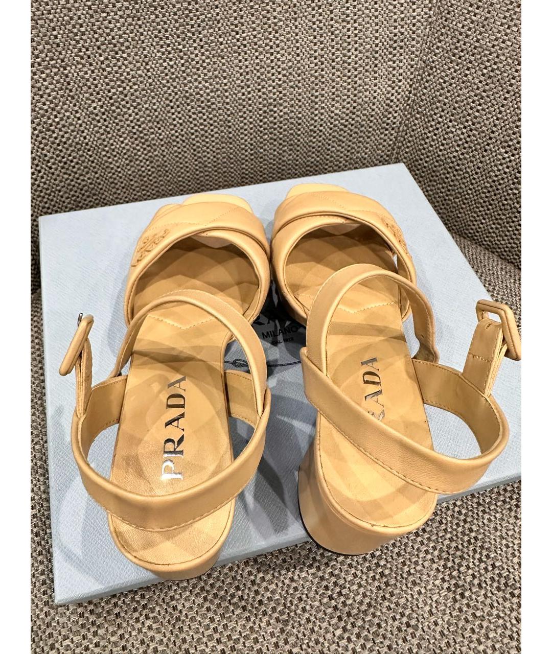 PRADA Бежевые кожаные босоножки, фото 3