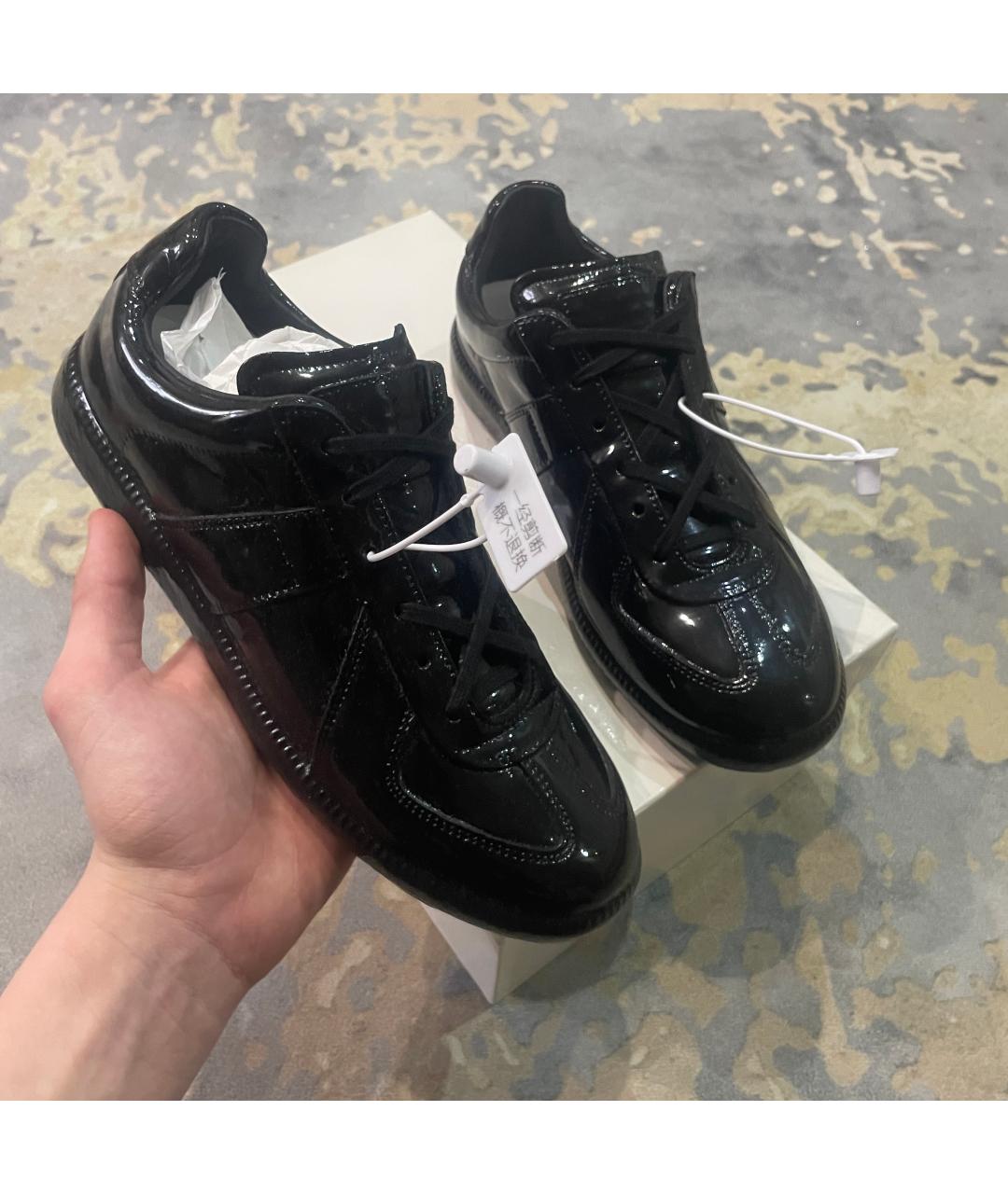 MAISON MARGIELA Черные низкие кроссовки / кеды из лакированной кожи, фото 5