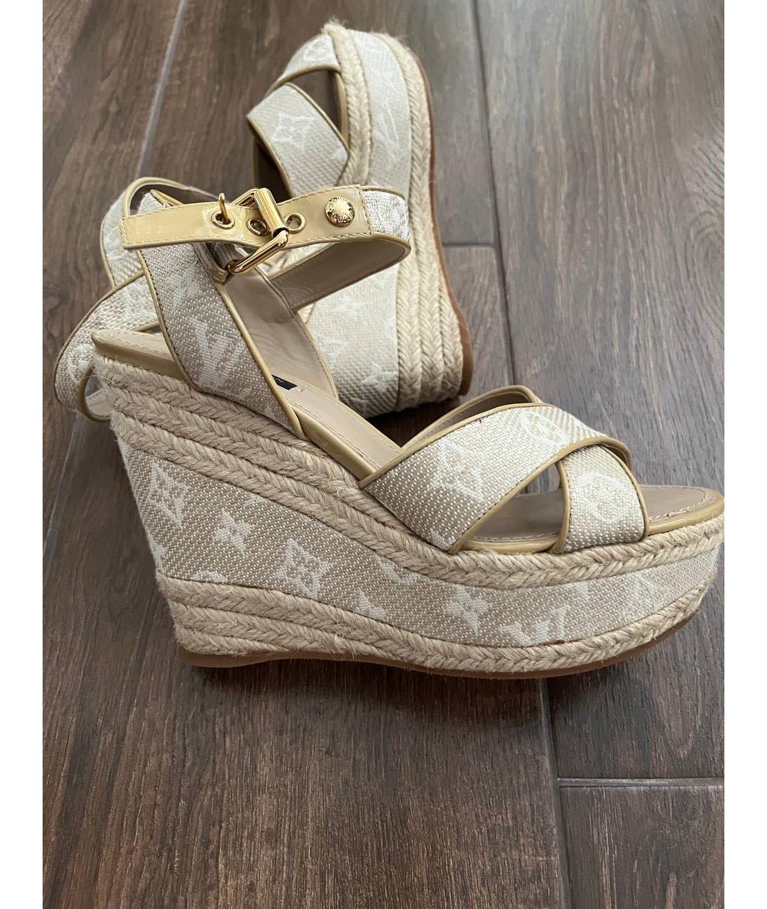 LOUIS VUITTON Бежевые текстильные босоножки, фото 5