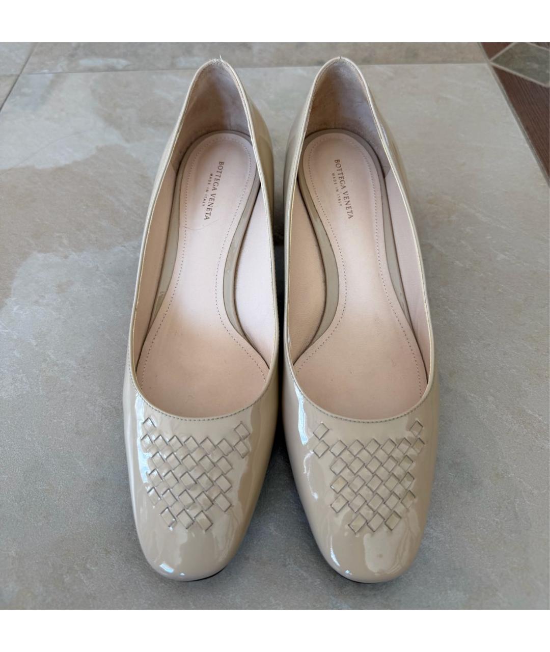 BOTTEGA VENETA Бежевые туфли из лакированной кожи, фото 2