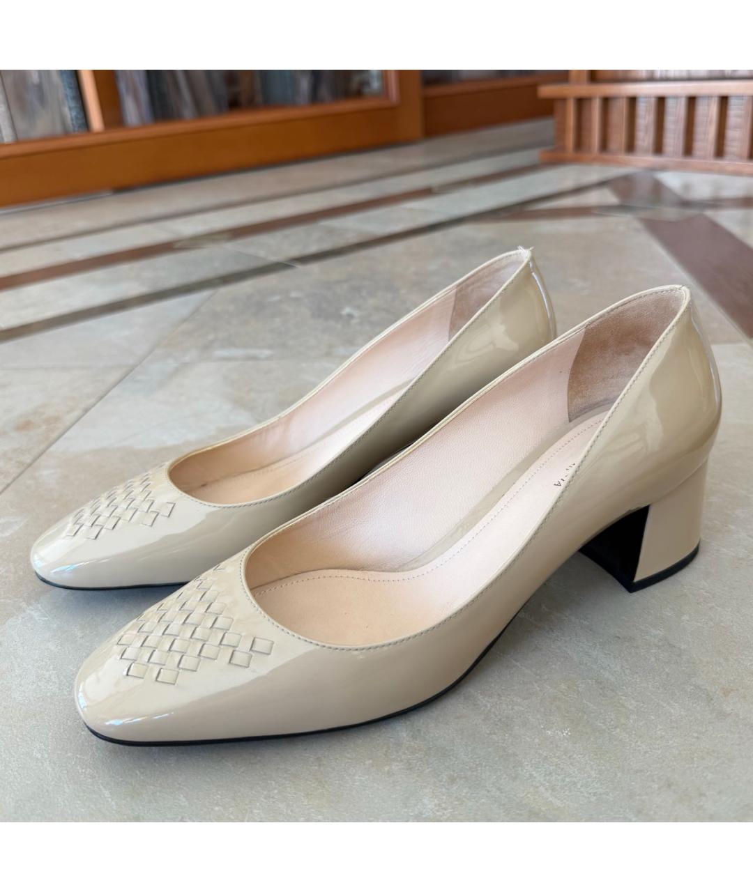 BOTTEGA VENETA Бежевые туфли из лакированной кожи, фото 4