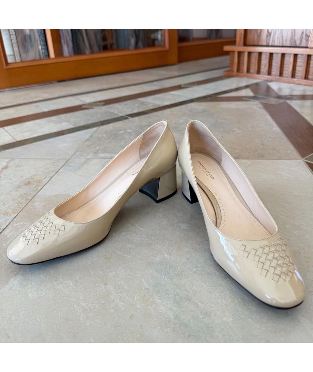 BOTTEGA VENETA Бежевые туфли из лакированной кожи, фото 6