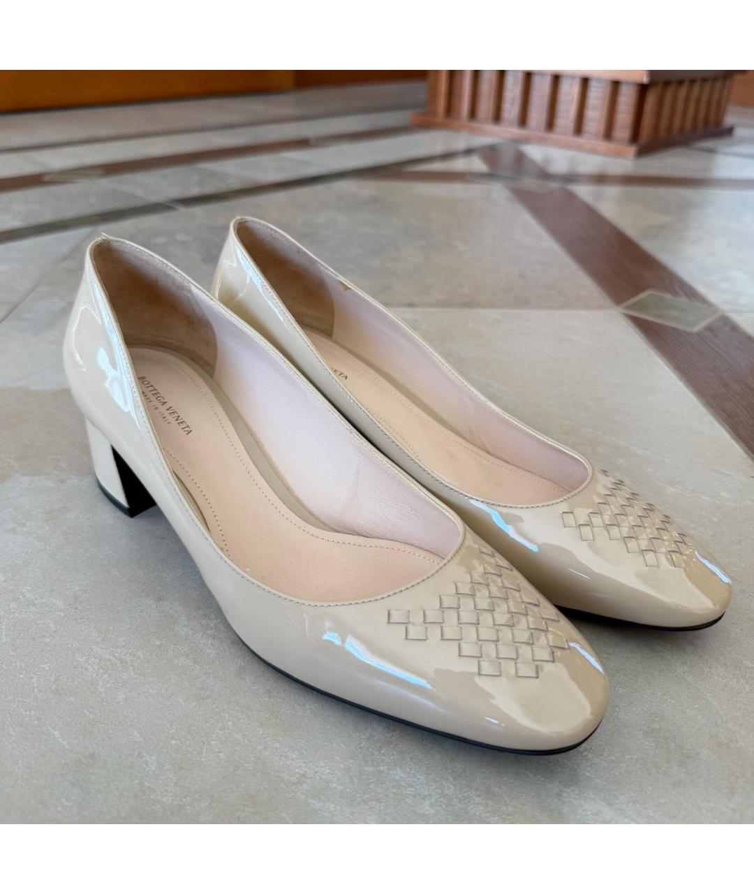 BOTTEGA VENETA Бежевые туфли из лакированной кожи, фото 3