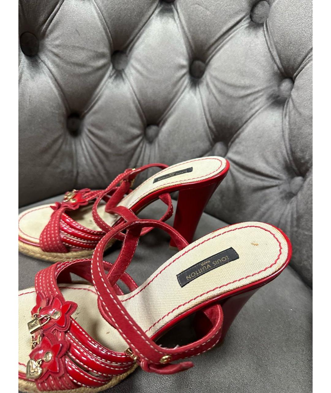 LOUIS VUITTON Красные кожаные босоножки, фото 2