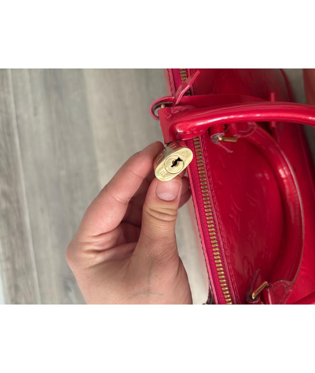 LOUIS VUITTON Красная сумка тоут из лакированной кожи, фото 5